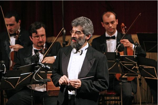maestro borges-cunha comemora 30 anos com a orquestra de camara do theatro sao pedro