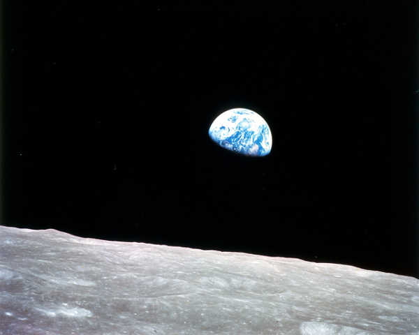 terra vista da lua em imagem de 1968 durante missão apolo 8