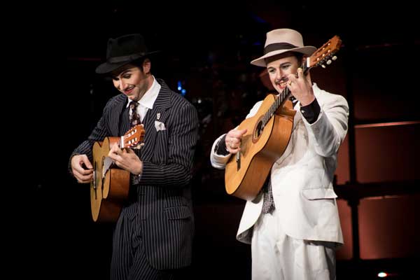 atores tocando violão em ópera do malandro em porto alegre
