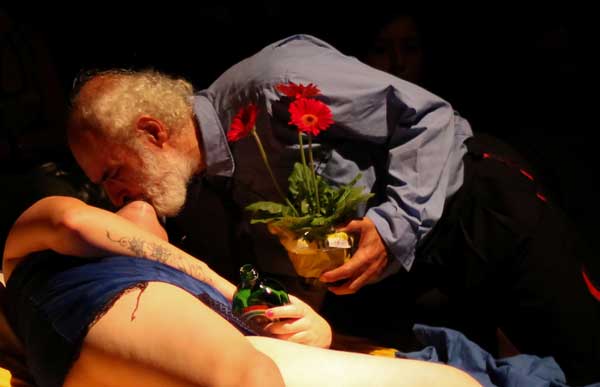 o escritor maldito charles bukowski tem vida e obra encenadas no teatro em porto alegre